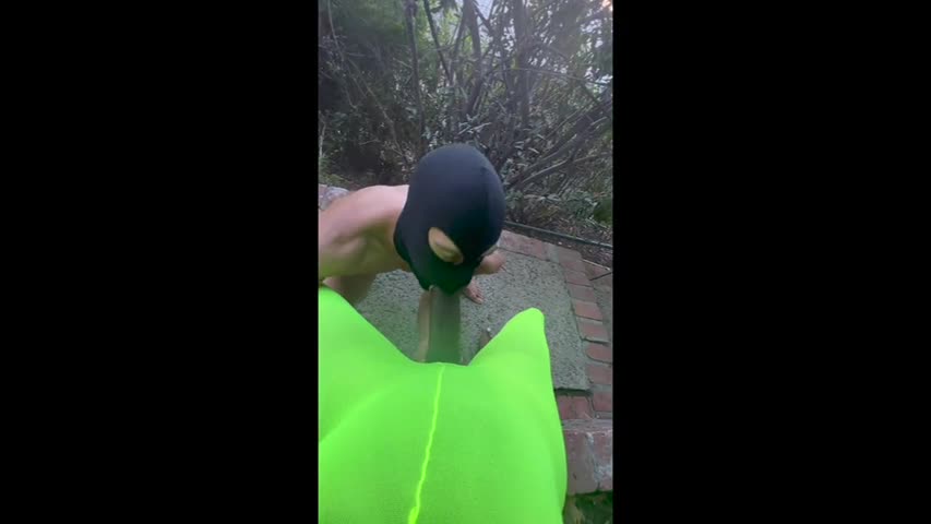 Deusa negra enterrando fundo — Negra